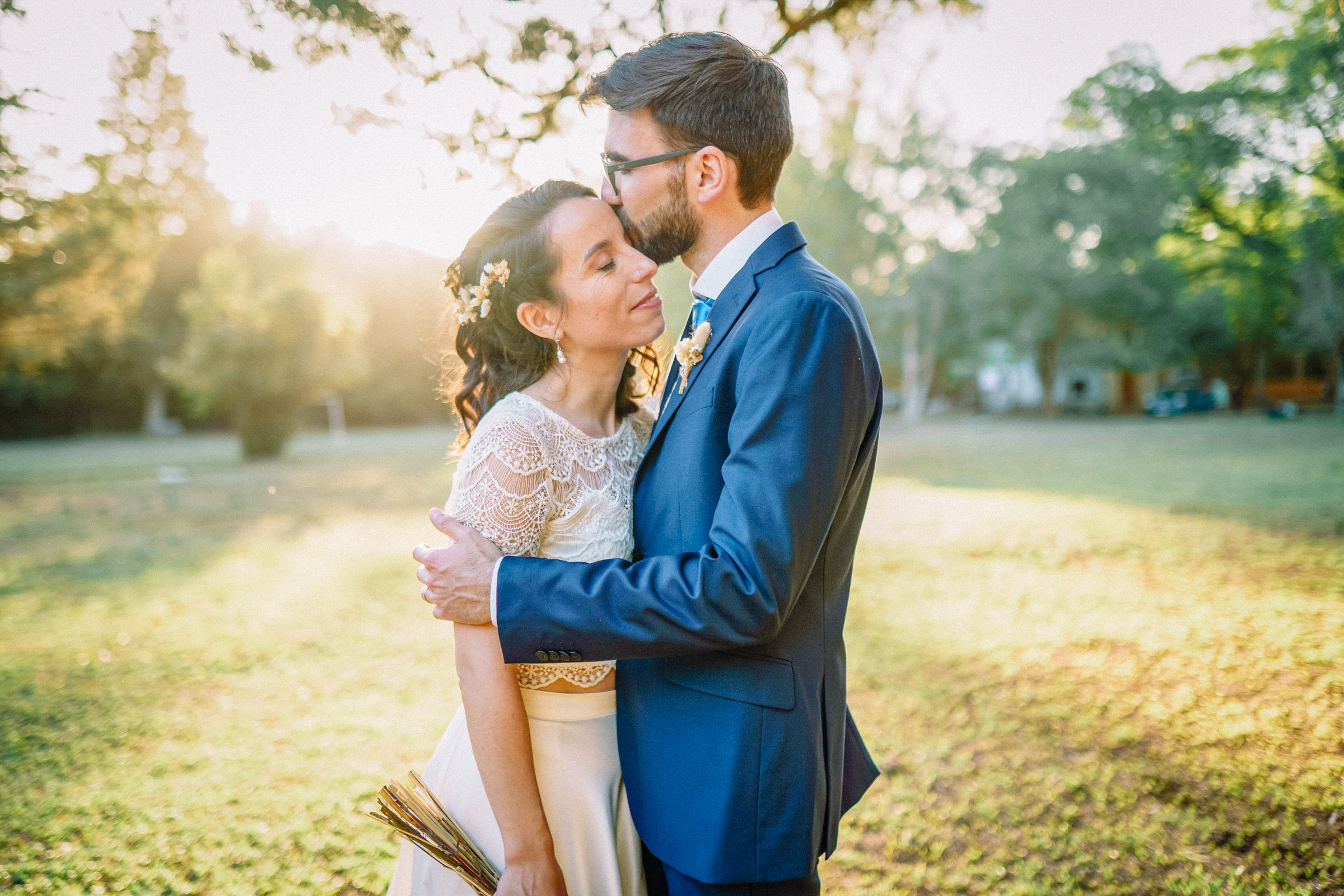 pareja recién casada al atardecer
