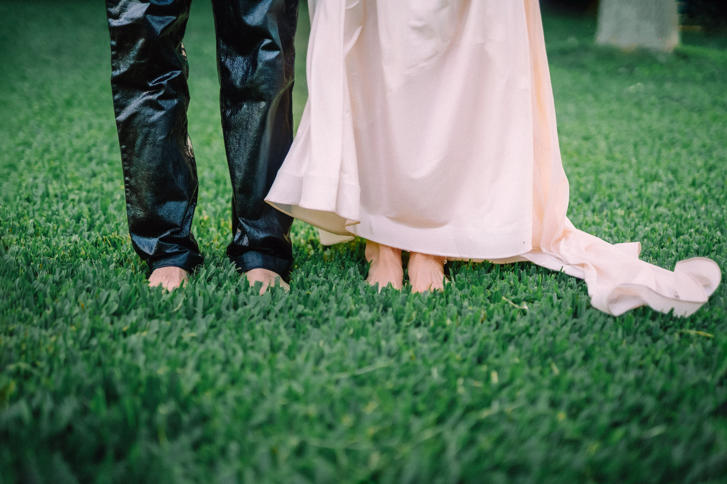 imagen de los pies de un novio y novia empapados
