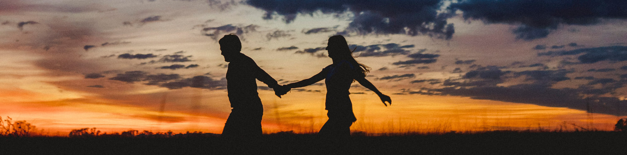 pareja corriendo en el campo